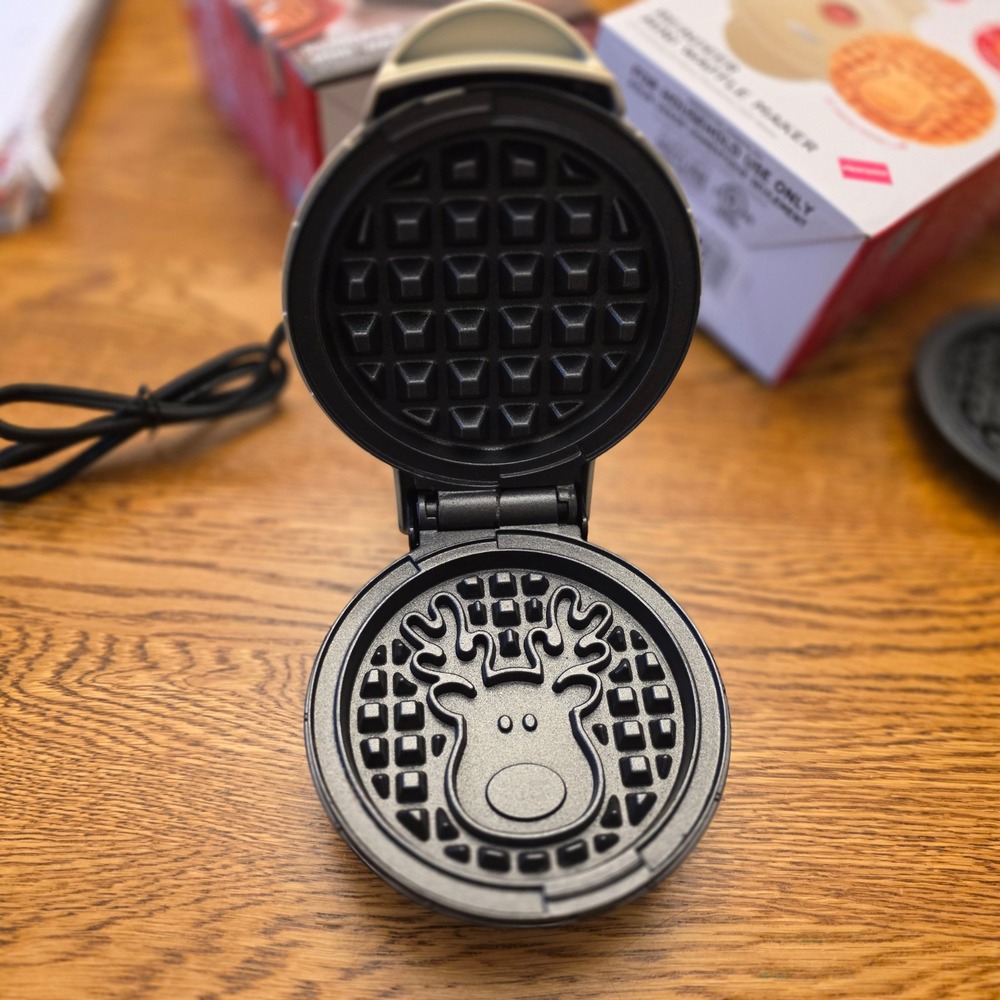 Dash Reindeer Mini Waffle Maker 4" Nonstick Holiday Christmas Baking Gift - Picture 3 of 9